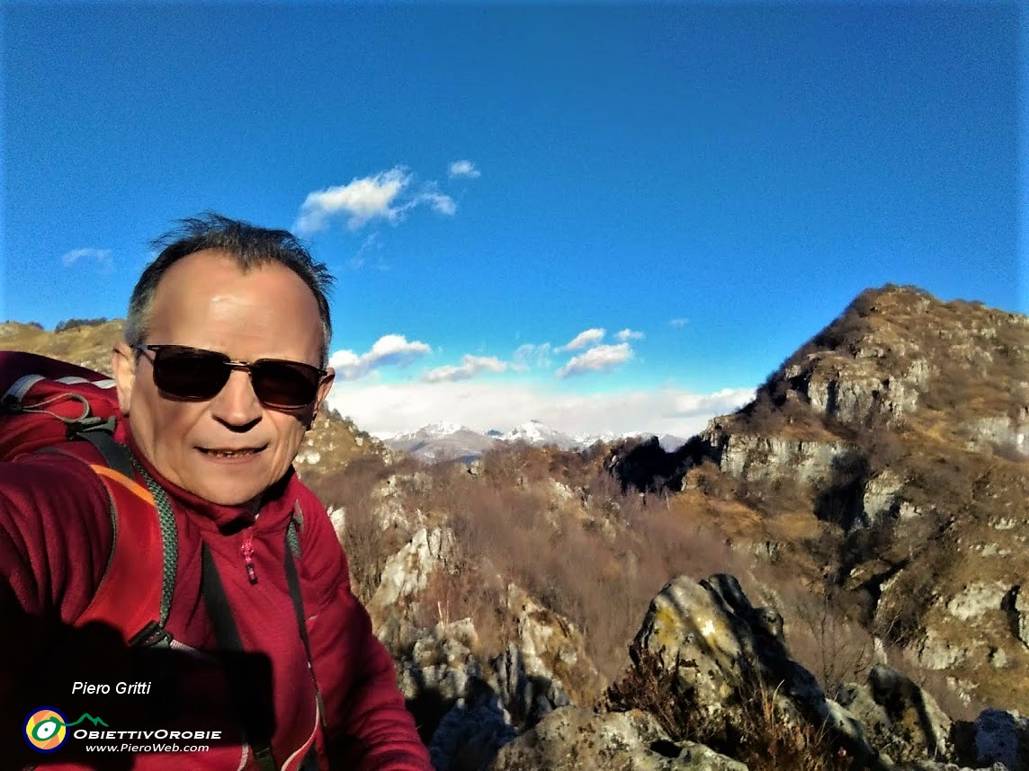 70 Dalla cresta di vetta Corna Camoscera selfie verso Castel Regina.jpg